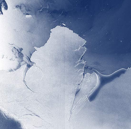 Com espessura de cem metros, placa de gelo serve de posto para a estao cientfica britnica