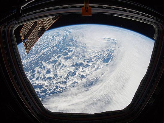 Foto do oceano Pacífico tirada da cúpula de observação, de onde se pode acompanhar atividades fora da ISS