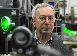 Professor Jacek Baranowski, da Polnia, e equipe desenvolveram novo mtodo de produo de grafeno