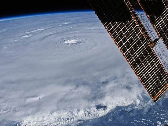 Foto do olho do furacão Earl, com 28 quilômetros de extensão, tirada pelo astronauta Douglas Wheelock