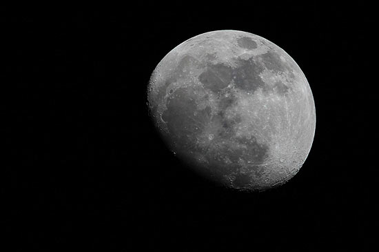 Foto da Lua tirada por engenheiro aposentado; rea iluminada correspondente a 80% do satlite