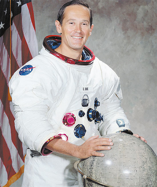 O astronauta americano Charles Duke posa ao lado de modelo da Lua em 1971, um ano antes de sua viagem