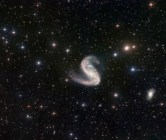 Galáxia NGC 2442, também conhecida como distorcida pelo seu formato em "S", em foto feita do Chile