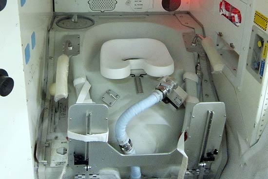 Prottipo de banheiro espacial usado por astronautas que se encontra no centro espacial Johnson, nos EUA)