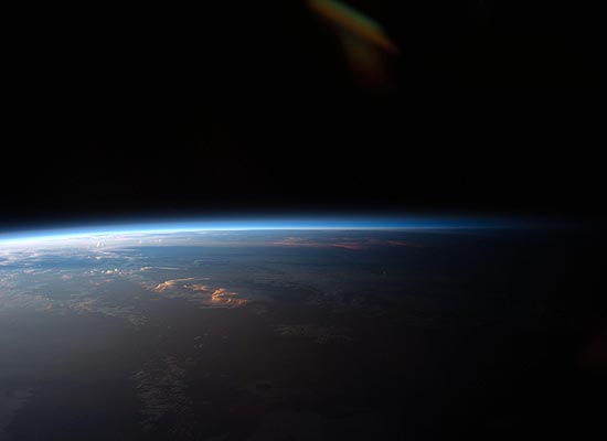 "Linha divisria" mostra onde termina a parte do planeta Terra e comea a escurido do Cosmos