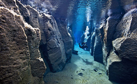 Fotógrafo registrou mergulho entre as placas tectônicas da América do Norte e da Eurásia; veja galeria de fotos