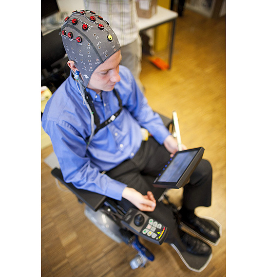 Cientista apresenta protótpio de cadeira de rodas que é controlada por sensores ligados à cabeça