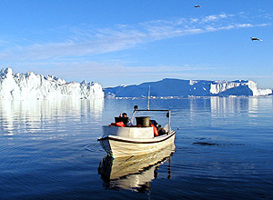 Dinamarca quer aumentar seu território dentro do Círculo Polar Ártico; na foto, barco de pesca nas águas da Groenlândia