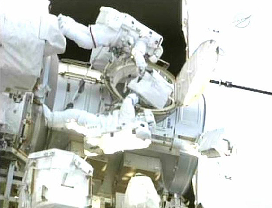 Astronauts Drew Feustel e Mike Fincke fazem a segunda de quatro caminhadas no espaço, na última missão do Endeavour