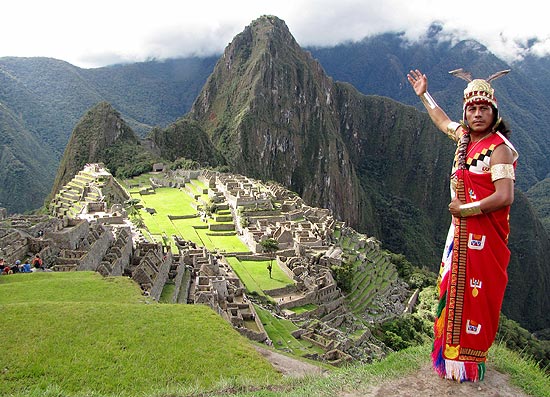 Homem vestido tradicionalmente se prepara para evento que marcará, em julho, os cem anos de Machu Pichu