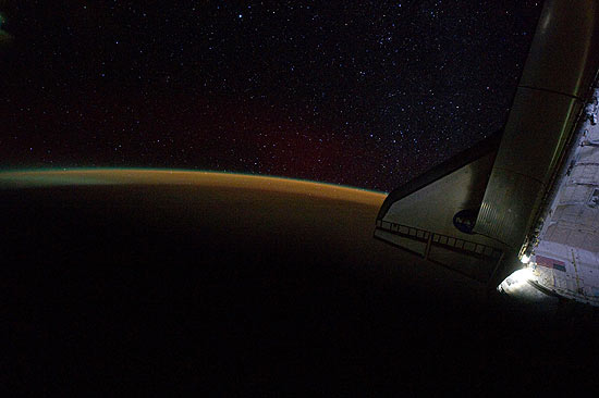 Imagem tirada por astronautas quando o nibus espacial Endeavour ainda se encontrava acoplado  ISS