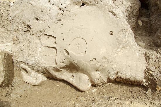 Cabeça da estátua do faraó estava separada do corpo e foi encontrada em um templo destruído por terremoto