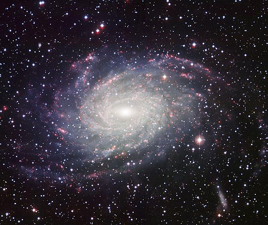 Galáxia espiral NGC 6744 tem praticamente o dobro do diâmetro de 100 mil anos-luz da Via Láctea