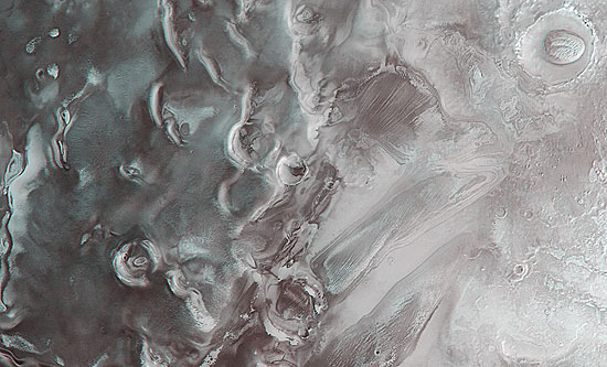 Depósitos de gelo no polo sul de Marte, em foto tirada na primavera; inverno começará em março de 2012
