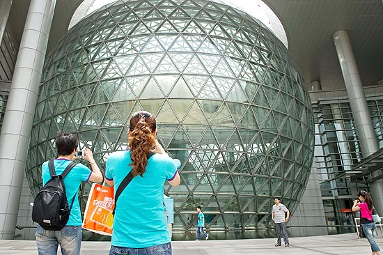 Turistas tiram foto do Museu de Ciência e Tecnologia de Xangai, que cancelou mostra sobre Albert Einstein