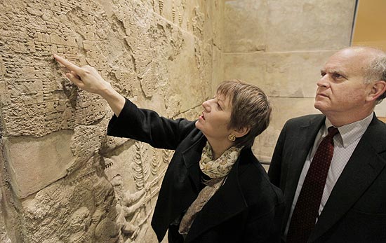 Pesquisadores americanos Martha Roth e Gil Stein olham inscrições de palácio assírio, na Universidade de Chicago