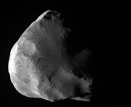 Foto tirada pela Cassini, que ficou a apenas 7.000 quilômetros da superfície de uma das luas de Saturno, Helena