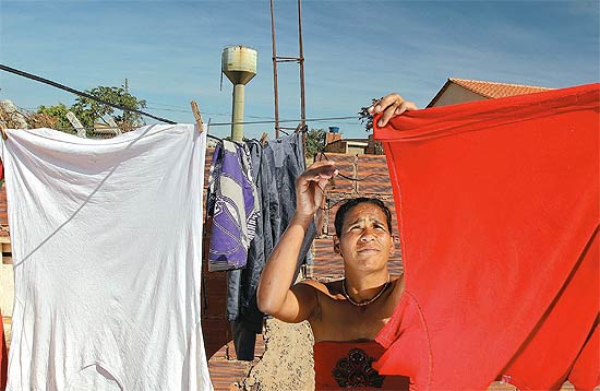 Marivnia da Silva lava roupas com gua direto do poo