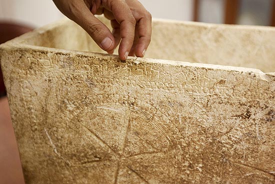 Funcionário da Autoridade Israelense de Antiguidades mostra inscrição em ossuário