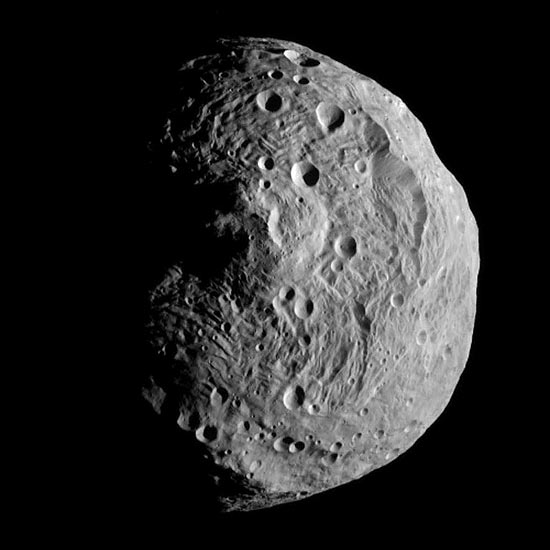 Imagem mostra Vesta, um asteroide de 530 quilômetros de diâmetro, em grandes detalhes, como nunca visto