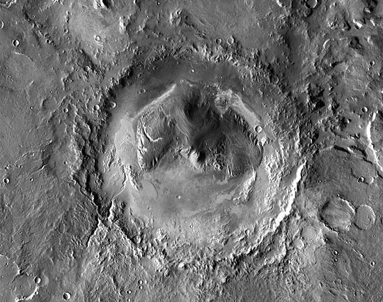 Imagem da cratera Gale, para onde será enviado o jipe-robô Curiosity; pesquisa vai buscar vida microbiana