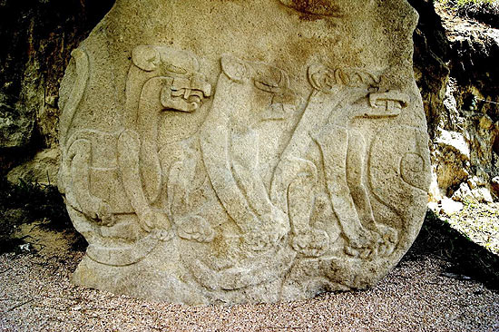 Pedra esculpida com a imagem de três felinos que foi encontrada em sítio arqueológico no México