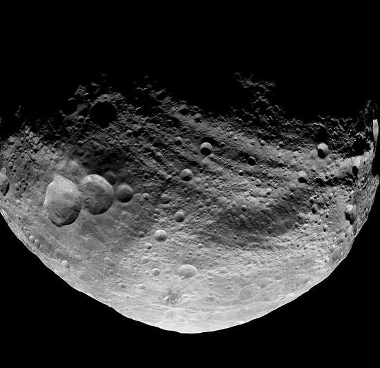 Com tamanho equivalente ao dobro da Califórnia, a superfície do asteroide é notavelmente diversificado 