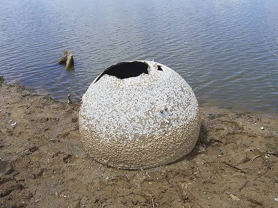 O tanque encontrado em lago texano integrava sistema de energia eltrica do Columbia; nave explodiu em 2003