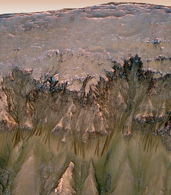 Imagem feita em 3-D mostra provável água em estado líquido escorrendo de uma encosta do planeta vermelho
