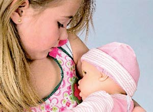 A boneca Breast Milk Baby est recebendo crticas porque faz sons e se mexe como se estivesse mamando no peito