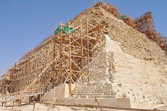 A pirâmide foi construída como tumba do faraó Zoser; ela tem extensão é de 7 km quadrados