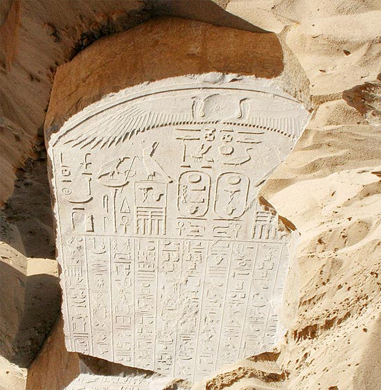 A peça consta de duas partes de pedra arenosa que têm esculpidos em hieróglifos o nome do faraó Apries
