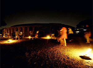 Turistas caminham durante visita noturna ao sítio arqueológico de Pompeia; o evento está em sua terceira edição
