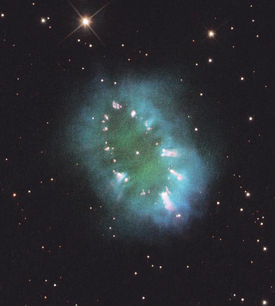 Nebulosa em forma de colar está a 15 mil anos-luz e se encontra na constelação da Fecha