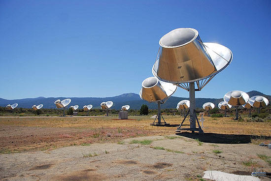 Complexo Allen Telescope Array, na Califórnia, monitora indícios de presença extraterrestre no espaço
