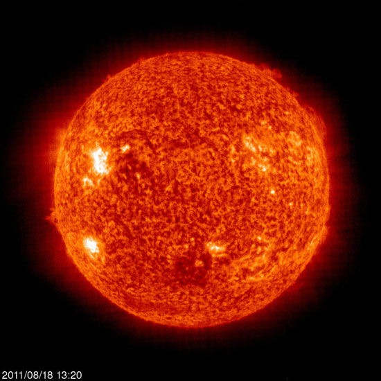 Erupções solares emergem do interior do Sol como fortes campos magnéticos e explodem em direção à superfície