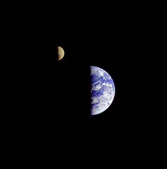 A Terra e a Lua em foto tirada durante a missão da Voyager 1, em 1977