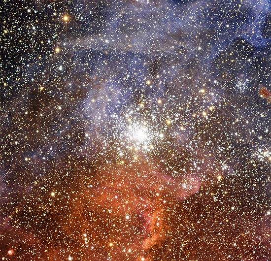 O NGC 2100 tem cerca de 15 milhões de anos e situa-se na galáxia Grande Nuvem de Magalhães