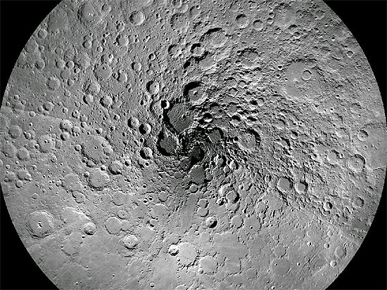A Nasa reuniu 983 fotos para formar o mosaico acima, que mostra o polo Norte lunar, onde a Apollo 11 pousou