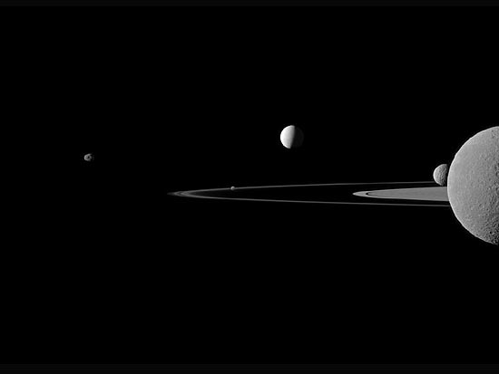 Foto feita pela sonda Cassini mostra cinco luas de Saturno; o planeta não está no enquadramento