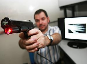 Mario Gazziro, professor da USP São Carlos, mostra o protótipo da arma