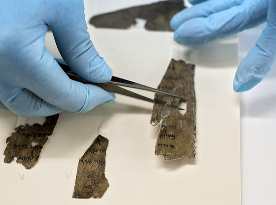 Fragmentos de manuscritos do mar Morto encontrados 50 anos atrás e com idade estimada em 2.000 anos