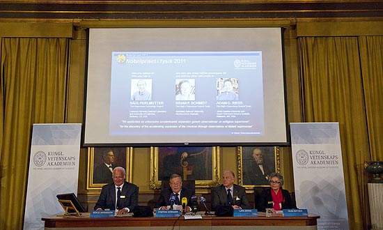 Membros do comitê anunciam os vencedores do Prêmio Nobel de Física de 2011 por estudos do Universo