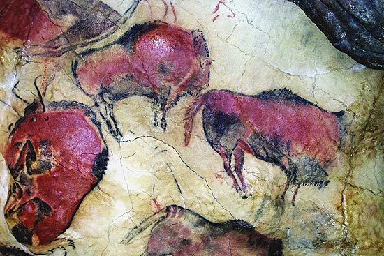 Fotografia mostra réplica de pinturas rupestres da caverna espanhola de Altamira