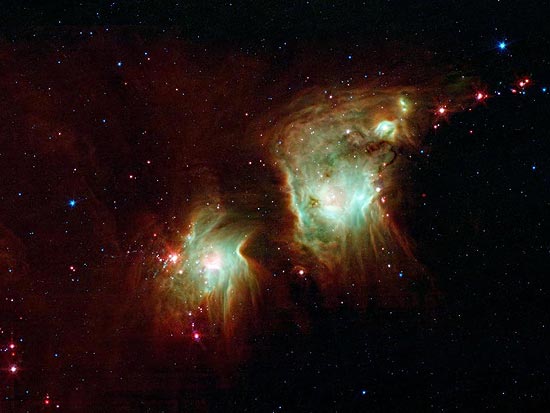 À direita, vê-se um alinhamento de estrelas recém-nascidas em vermelho