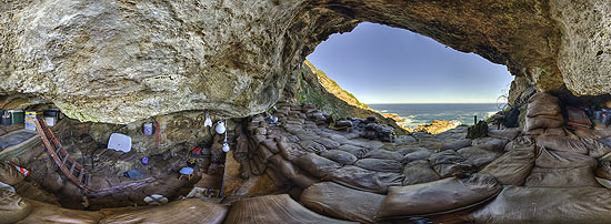 Vista do mar a partir do interior da caverna de Blombos