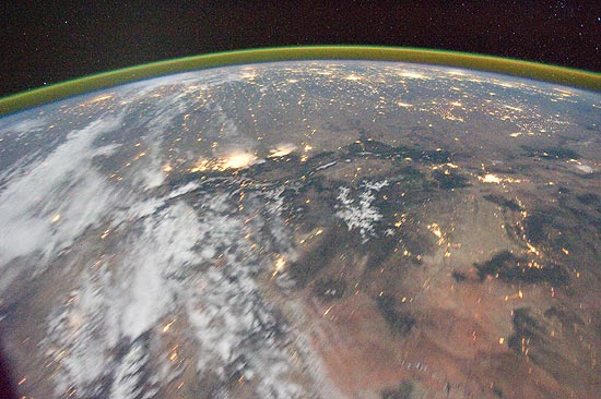 Terra vista do espaço durante a noite possui focos iluminados; foto foi tirada pela tripulação da estação espacial