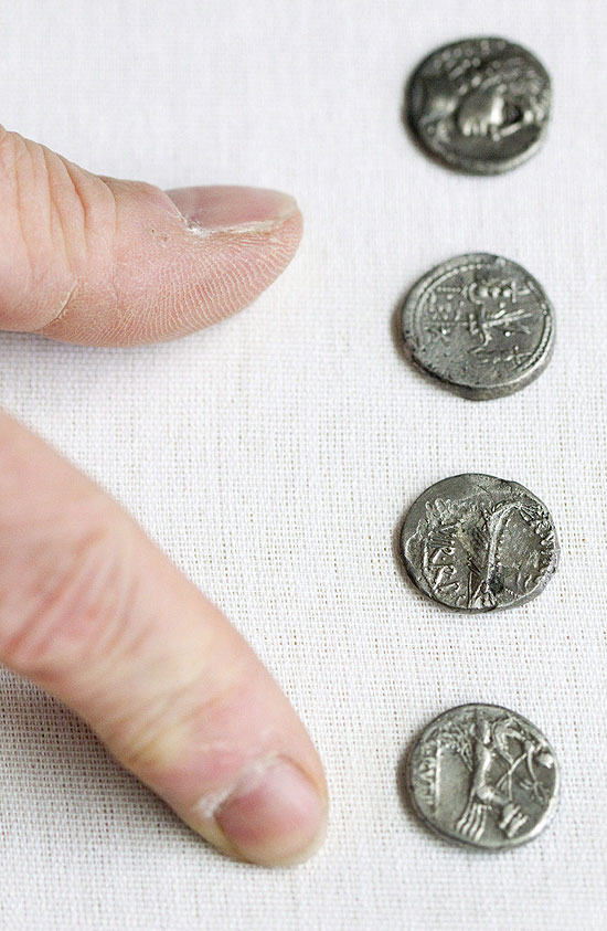 Os assentamentos romanos distanciavam-se um dos outros por exatos 18 quilômetros; acima, moedas romanas