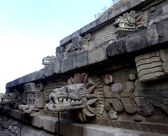Distância entre as esculturas de cabeças de serpentes da pirâmide de Quetzalcoatl segue padrão de 83 cm
