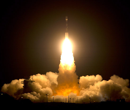 O foguete Delta 2 leva a bordo o satélite que será usado para estudo meteorológico